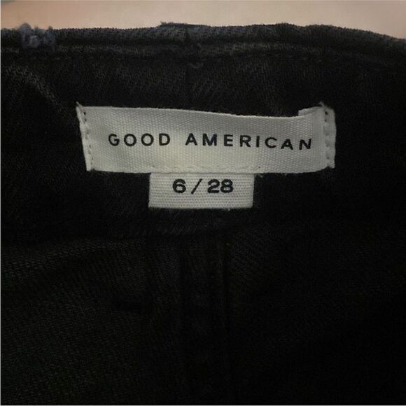 Good American NWT Good 90s Icon Distressed Shorts
Black 6/28 - Picture 5 of 7